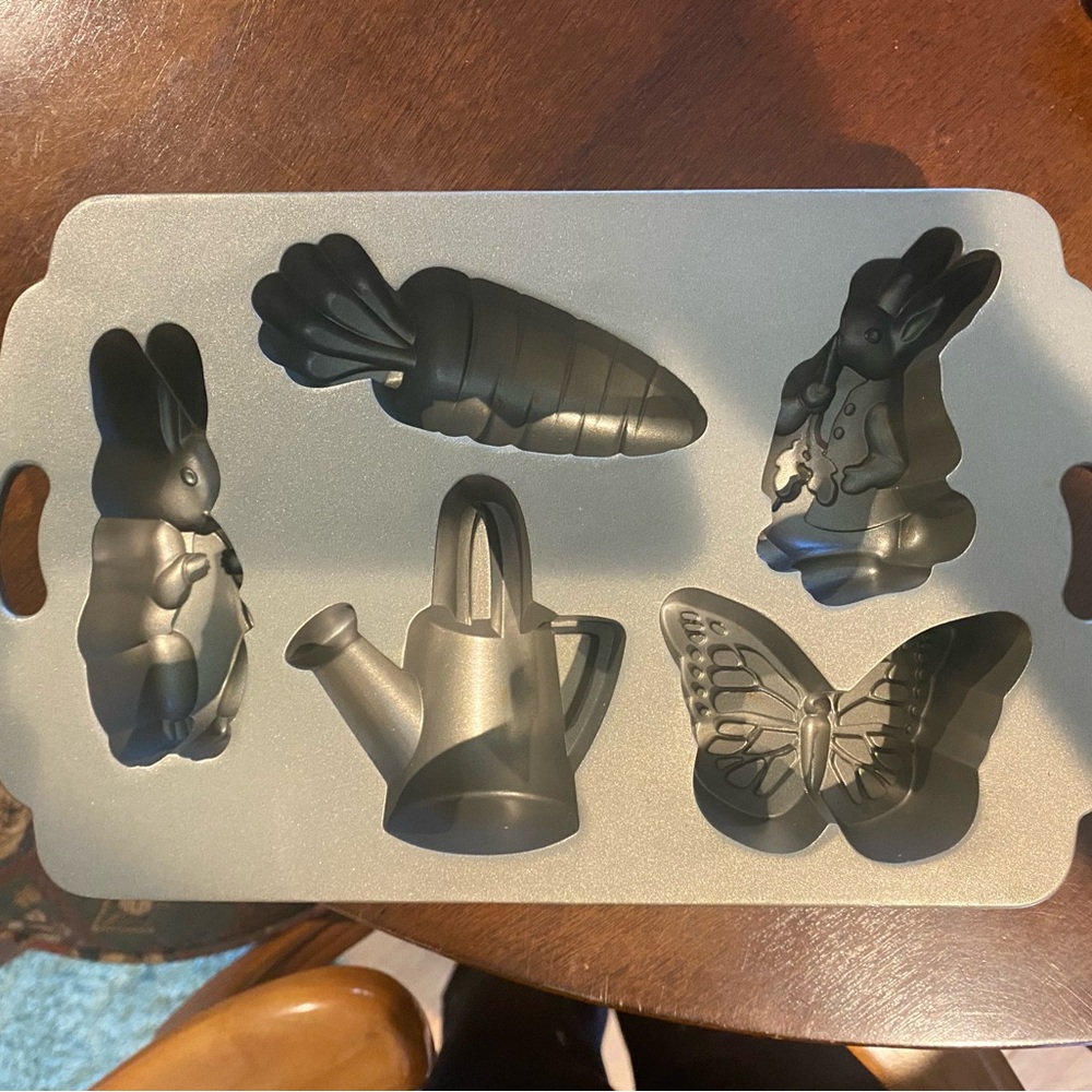Williams Sonoma Black Garden-Themed Bakeware Mold